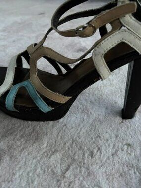 Strap heels with chunk high heel